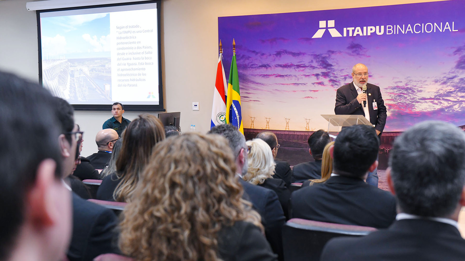 DIRECTOR GENERAL DE ITAIPU BINACIONAL BRINDÓ CONFERENCIA SOBRE LOS 50 AÑOS DE LA ENTIDAD A ALUMNOS DEL IAEE